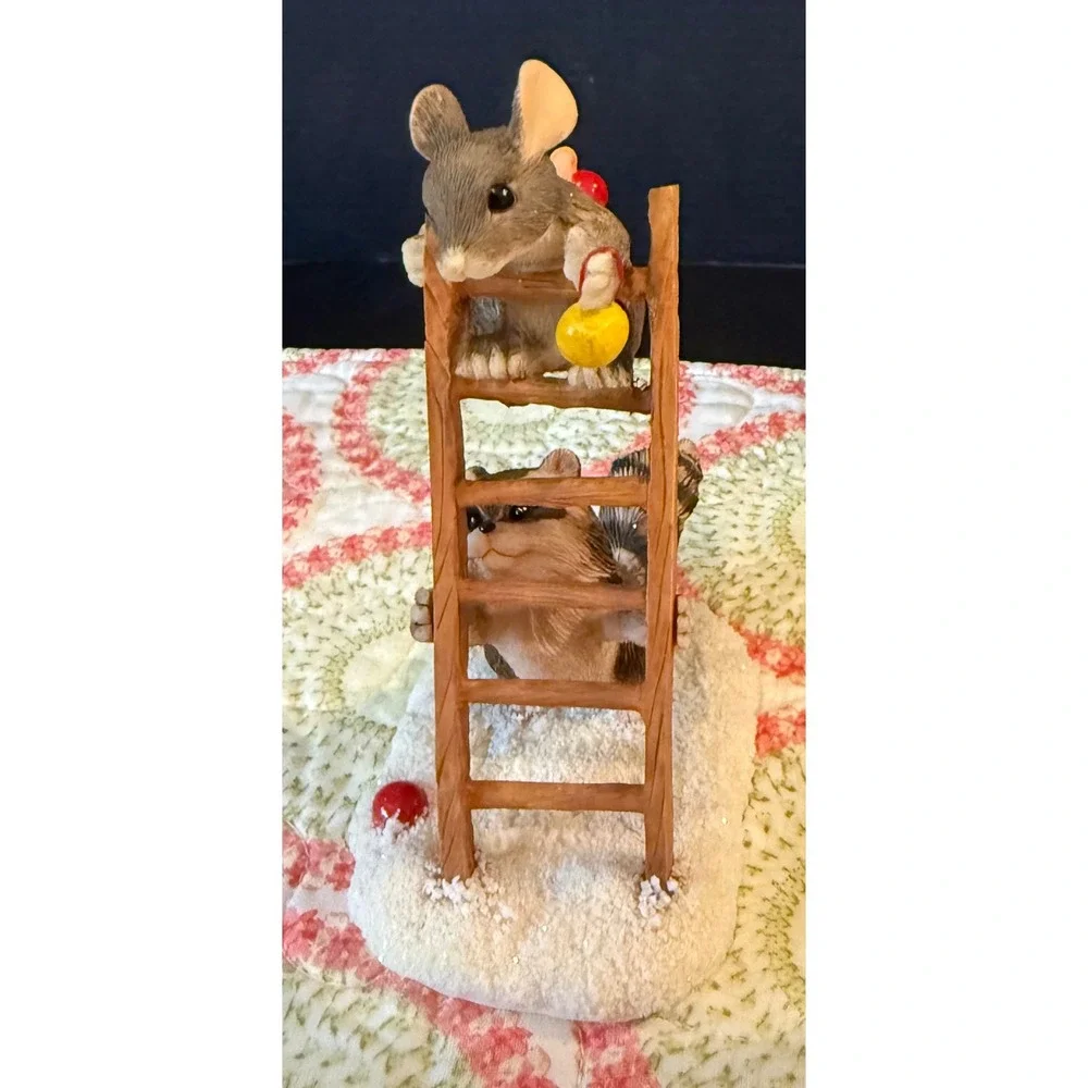 Charming Tails Fitz Floyd Figurine Trimming The Tree Mouse Raccoon Ladder 87/702